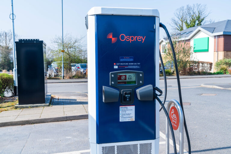 Half of rapid charging networks miss UK reliability rules